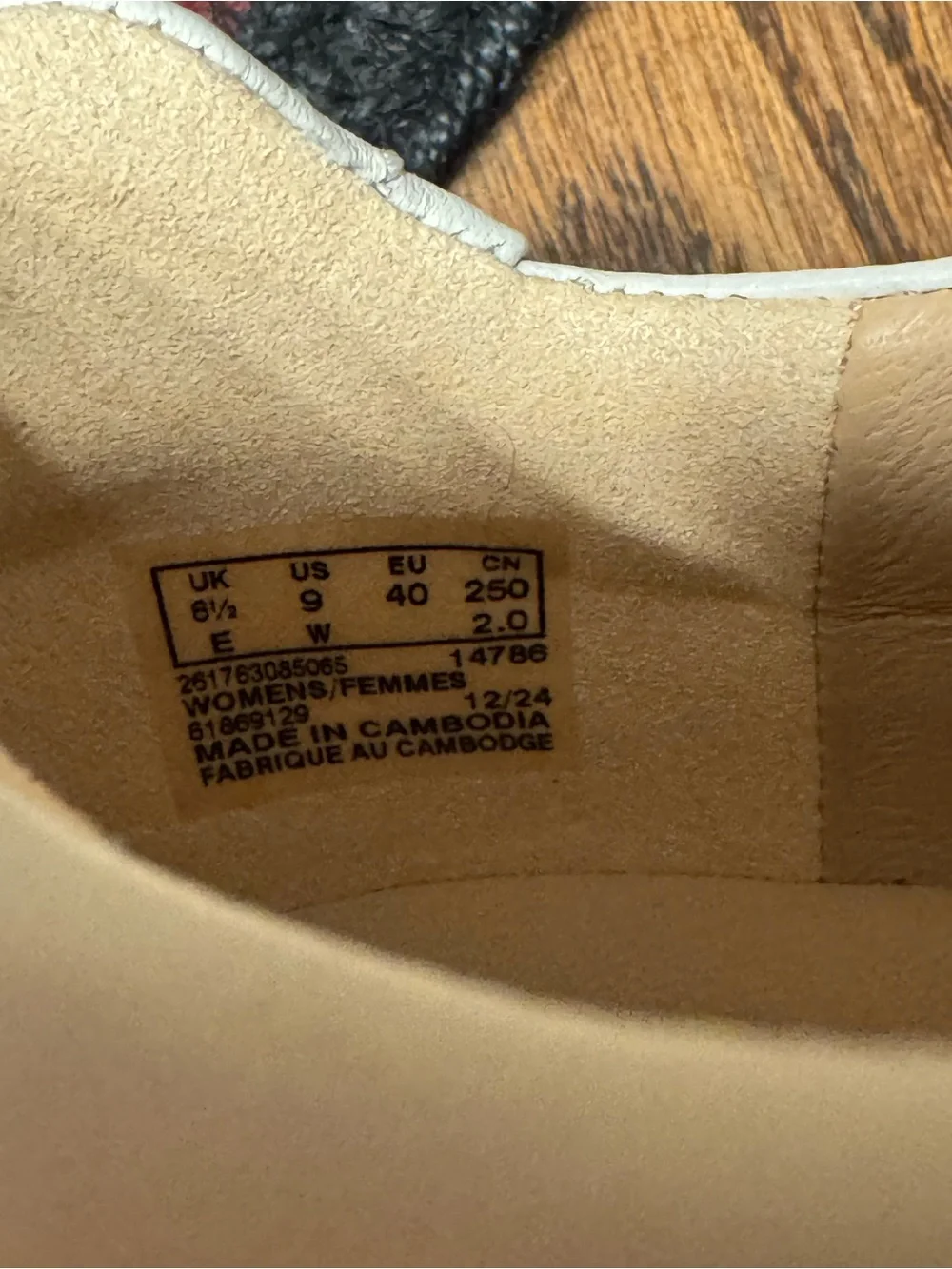 Clarks Off-White Leather Low-Top Lace-Up Sneakers